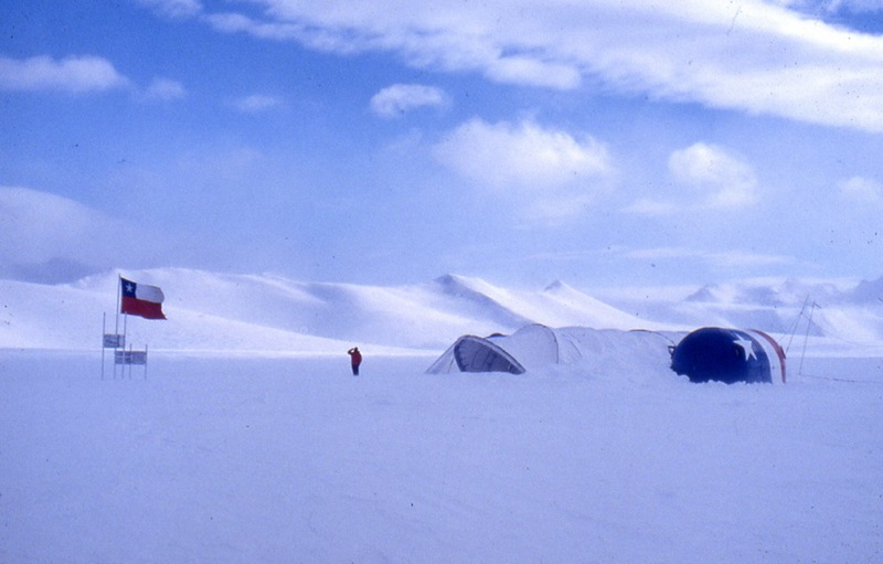Illustration for article titled Chilean Antarctic Habitat Makes Living at the Bottom of the Earth Downright Homey